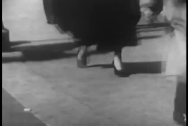 Sección Baja Mujer Caminando Calle Ciudad — Vídeos de Stock