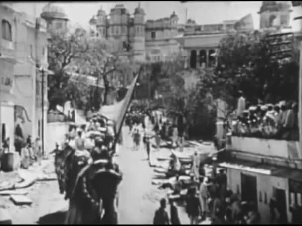 Elefántokon Lovagló Férfiak Felvonulása Faluban 1940 Évek — Stock videók