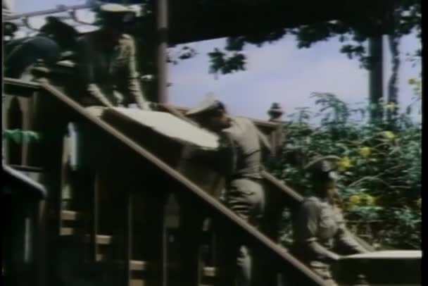 警察携带下楼梯的木箱子 — 图库视频影像