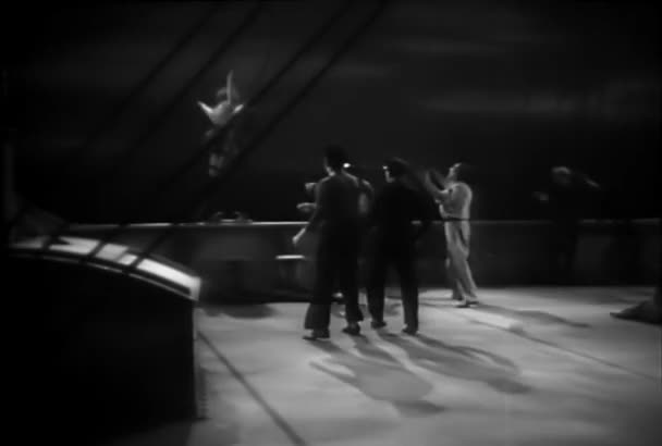 Wide Strzał Żeglarzy Wrzucenie Człowieka Burtę 1930 Roku — Wideo stockowe