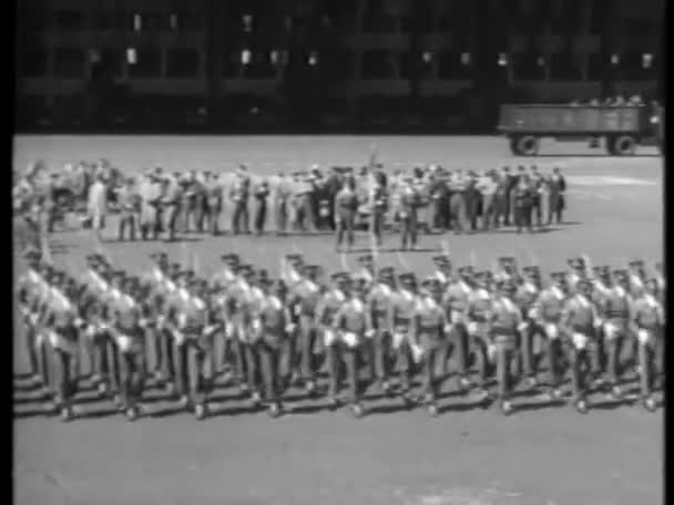 1940年代军事政变期间 拿着步枪排成队形的士兵 — 图库视频影像