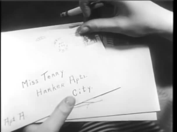 Närbild Kvinnan Att Hitta Olycksbådande Anteckning Kuvert 1930 Talet — Stockvideo