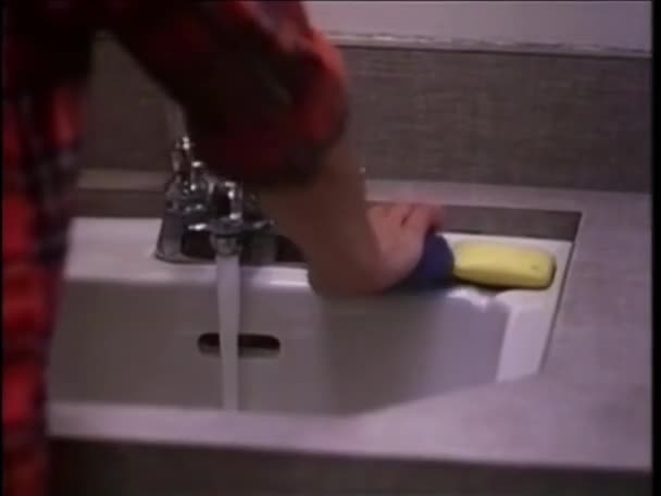 Lavabo Baño Limpieza Mujer Con Esponja 1980 — Vídeos de Stock