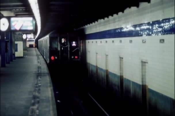 Treno Partenza Dalla Stazione Della Metropolitana — Video Stock