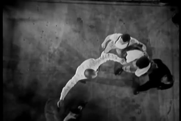 Високий Кут Зору Арбітр Чіпляється Боксерами Тренерами Кільці — стокове відео