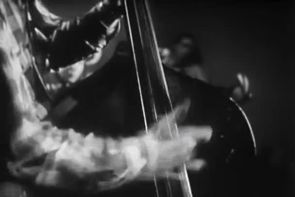 Közepes Lövés Férfi Kezet Játszik Nagybőgő 1940 Években — Stock videók