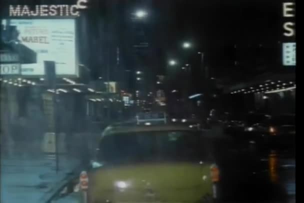 出租车驾驶通过纽约城街在雨夜 — 图库视频影像