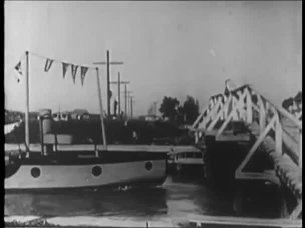 1920年代 当桅杆撞上桥和断裂时 人从船上摔下来 — 图库视频影像