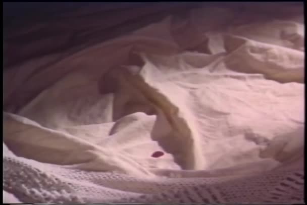 Nahaufnahme Der Hand Die Tropfendes Blut Auf Weißem Laken Berührt — Stockvideo