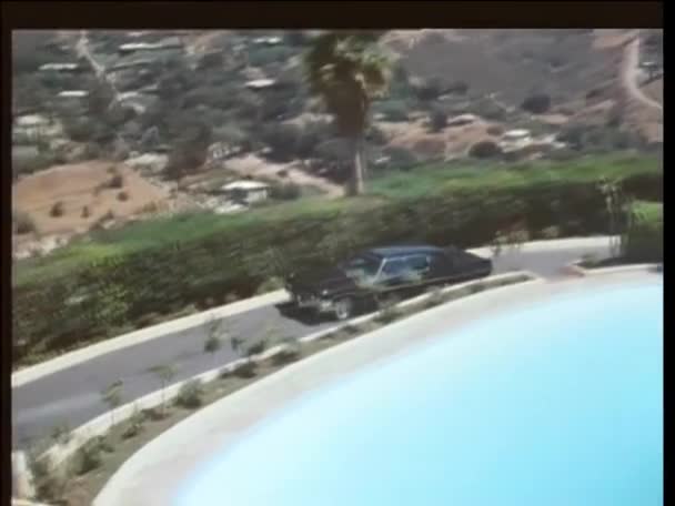 Vysoký Úhel Pohledu Limuzínu Přijíždějící Kruhové Příjezdové Cestě Bazénu Léta — Stock video