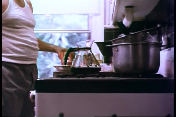 Πρόσωπο Που Ρίχνει Γάλα Μπολ Στην Κουζίνα — Αρχείο Βίντεο