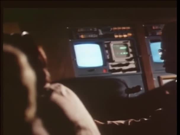 コントロールルーム監視実験における人々のパンニングショット 1970年代 — ストック動画