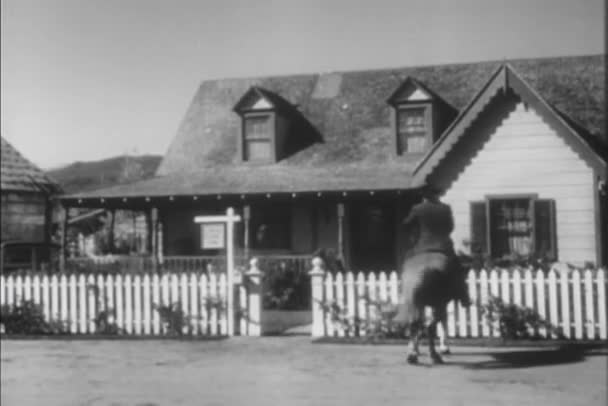 Atını Kaldırma 1940 Larda Eve Doğru Yürüyen Adam — Stok video