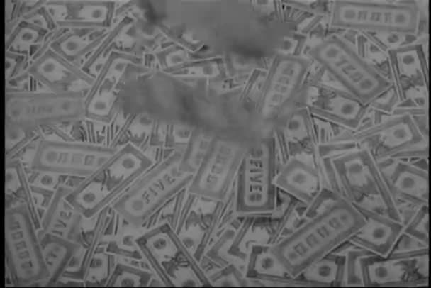 蒙太奇货币和乙烯基记录 二十世纪六十年代 — 图库视频影像