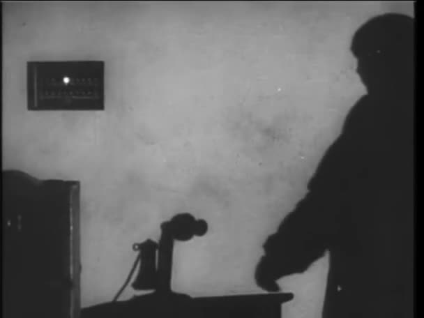 1930 年代のローソク足電話を拾う男のシルエット — ストック動画