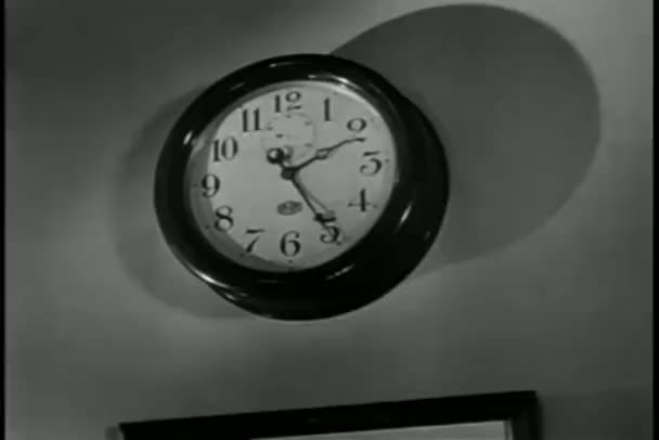 放大墙上的时钟到墙上的相框上 — 图库视频影像