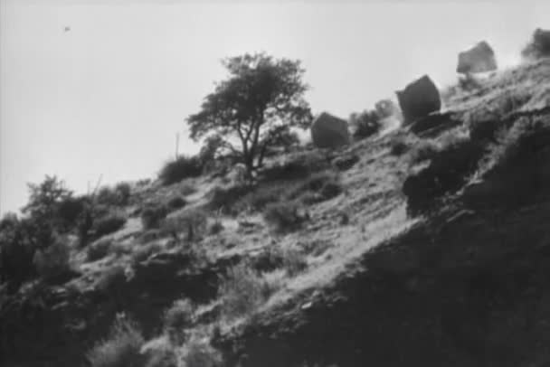 Pedras Caindo Bloqueando Cowboys Cavalo 1930 — Vídeo de Stock