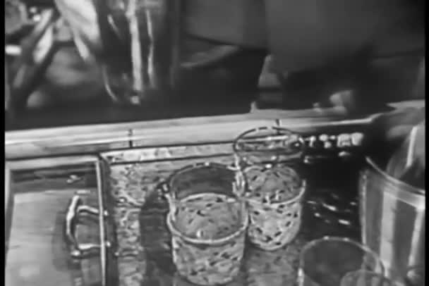 Close Homem Derramando Bebida Copos Pequenos — Vídeo de Stock