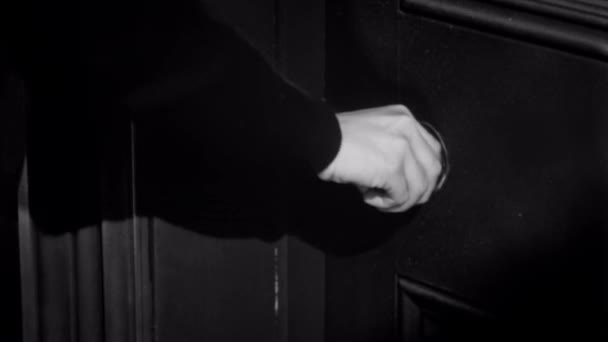 Zbliżenie Kobieta Próbuje Otworzyć Zamknięte Drzwi — Wideo stockowe