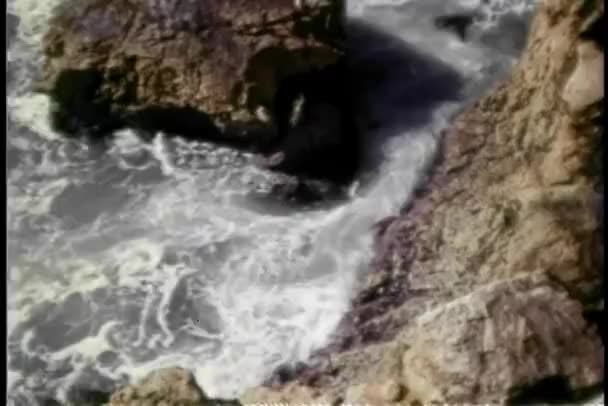 Vue Angle Élevé Des Vagues Éclaboussant Les Falaises Rocheuses — Video