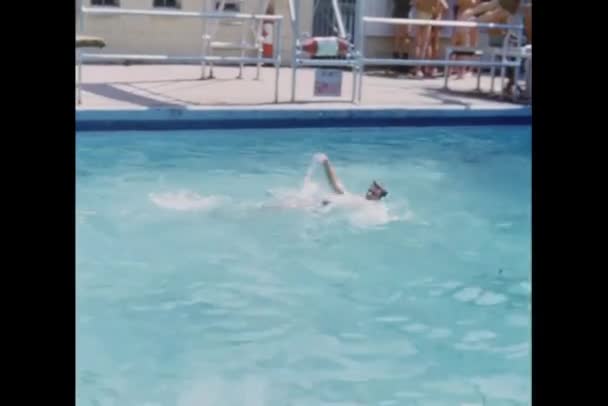 Široký Záběr Člověka Dělá Znak Bazénu — Stock video
