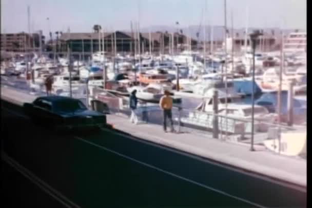 Αυτοκίνητο Οδήγησης Από Σκάφη Αγκυροβολημένο Στο Λιμάνι — Αρχείο Βίντεο