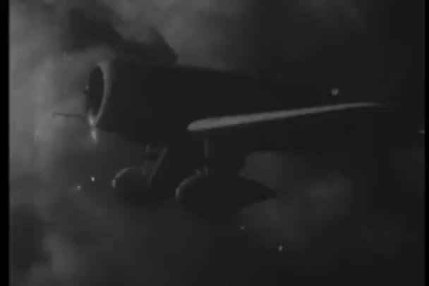 Avião Dos Anos Voando Através Das Nuvens — Vídeo de Stock