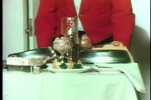 Χαμηλό Τμήμα Του Σερβιτόρος Wheeling Γεύμα Στην Άμαξα Τροφίμων — Αρχείο Βίντεο