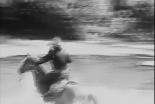 Cowboy Häst Galopperar Genom Floden 1930 Talet — Stockvideo