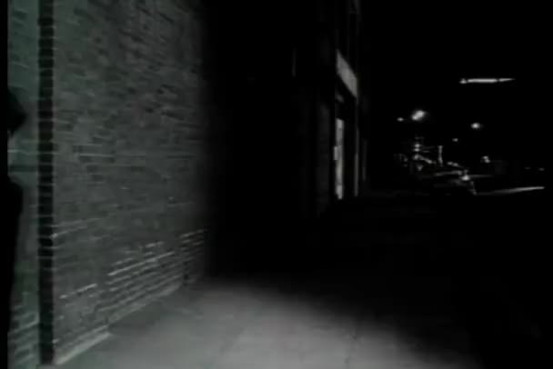 康加鼓在夜间行走在大街上与人的后视图 — 图库视频影像