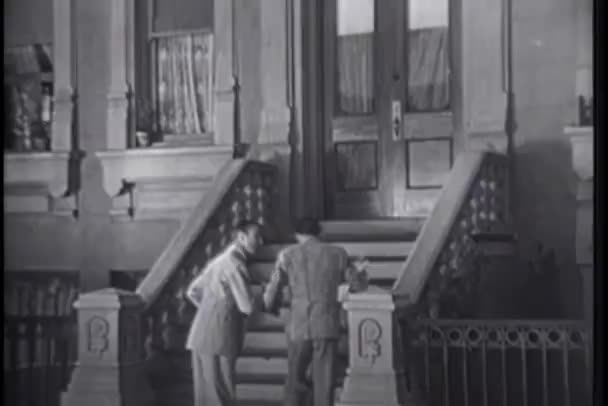 Mann Stürmt Treppe Hinauf — Stockvideo