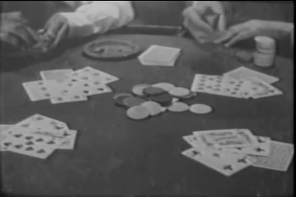 Μεσαίο Πλάνο Του Άνδρες Παιγνιόχαρτο Παιχνίδι — Αρχείο Βίντεο