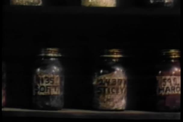 油の異なる型を含む Jar ファイルのクローズ アップの棚 — ストック動画