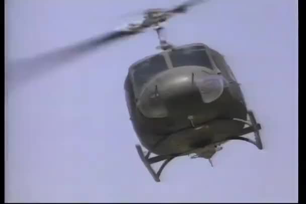 Militärhubschrauber Aus Nächster Nähe Fliegt Durch Die Berge — Stockvideo