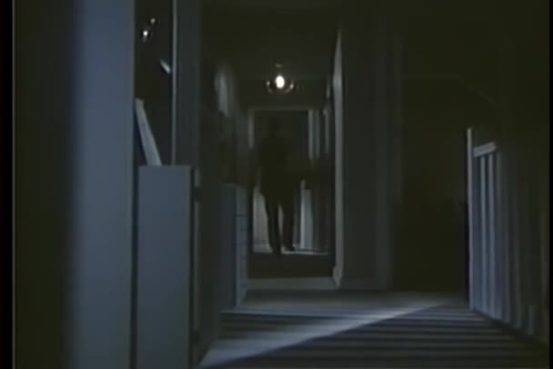人間の寝室に死んだ女性を運んでいるとドアが閉まる — ストック動画