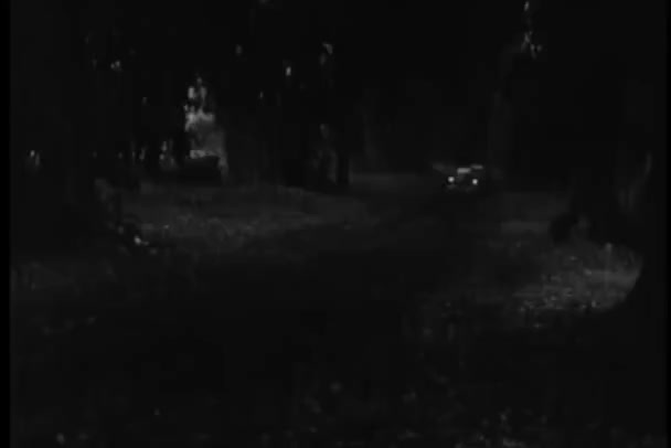Čtyřicátých Let Auto Svištět Venkovské Silnici Noci — Stock video
