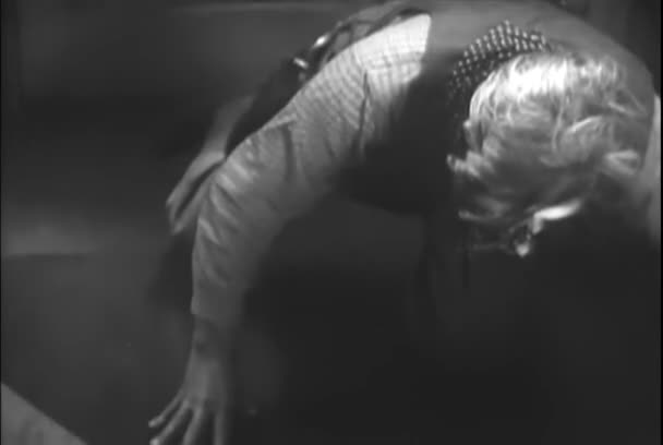 Vaquero Arrodillado Buscando Algo Suelo 1930 — Vídeos de Stock