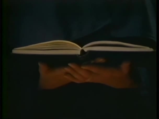 Ujęcie Religijnej Kobiety Trzymającej Świętą Księgę — Wideo stockowe
