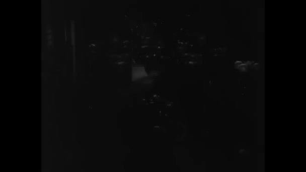 Pohled Vysokého Úhlu Lustr Světla Chodbě — Stock video