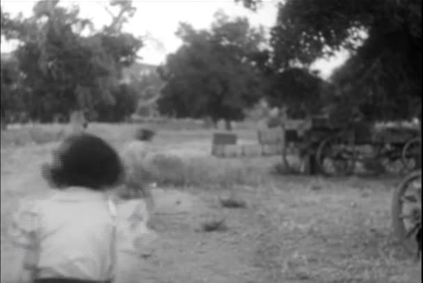 Visão Traseira Mulher Cowboy Perseguindo Menino Fazenda 1930 — Vídeo de Stock