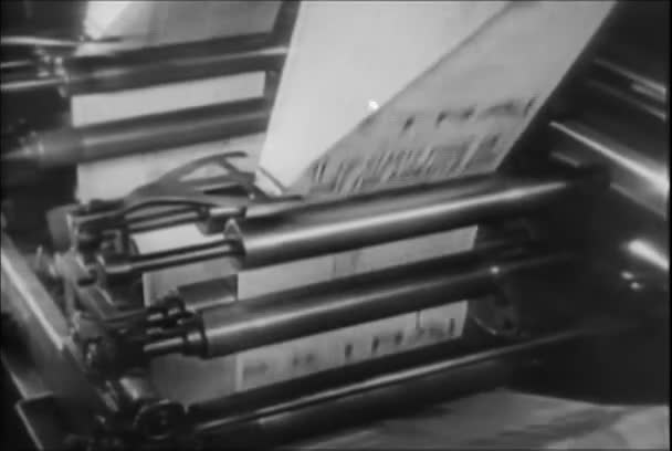 Newspapers Rolling Printing Press Conveyor Belt 1930S — Stock Video
