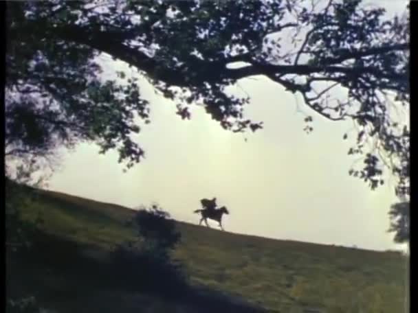 Weitwinkelaufnahme Eines Mannes Beim Reiten Über Einen Hügel 1940Er Jahre — Stockvideo