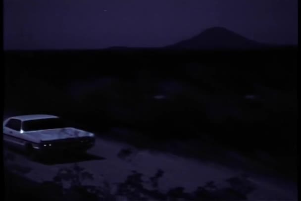 Dönüşü Yaparken Geceleri Toprak Yolda Araba — Stok video