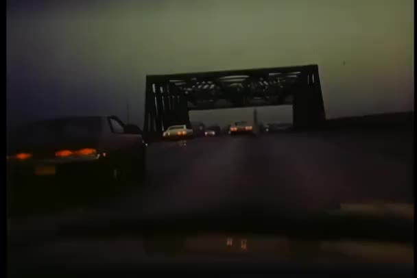 Vue Voiture Conduisant Sur Pont — Video