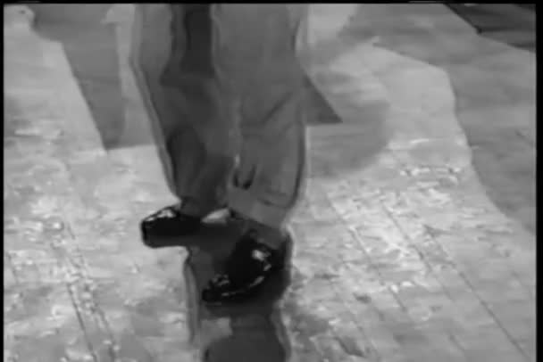 1950 년대에 댄스로 사람의 다리의 클로즈업 — 비디오
