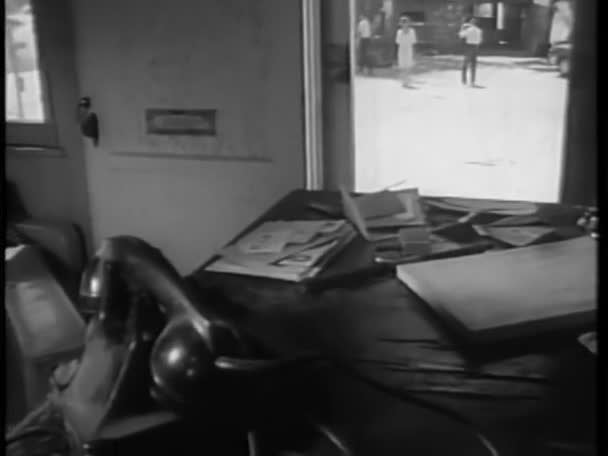 Panorámica Alambre Desconectado Teléfono Fijo 1960 — Vídeos de Stock