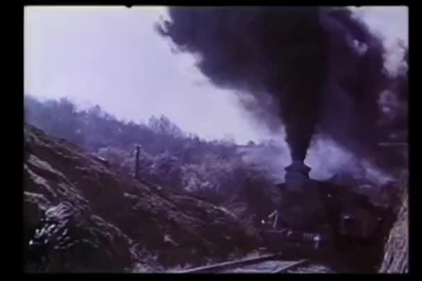 Explosion Devant Une Locomotive Traversant Des Montagnes — Video