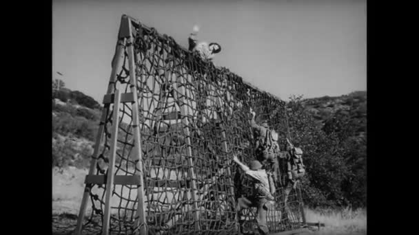 Soldados Subindo Escada Corda Campo Treinamento Exército 1940 — Vídeo de Stock