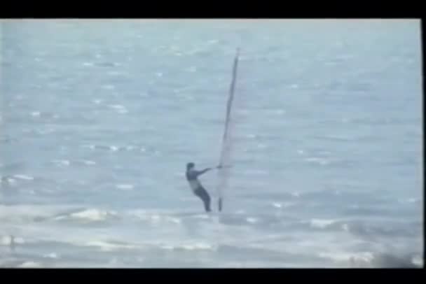 Szeroko Strzał Człowieka Windsurfing Oceanie — Wideo stockowe