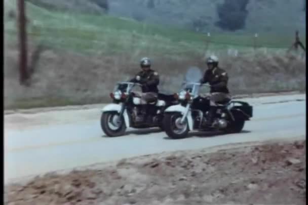 Polícia Motocicleta Perseguindo Suspeito Estrada País — Vídeo de Stock